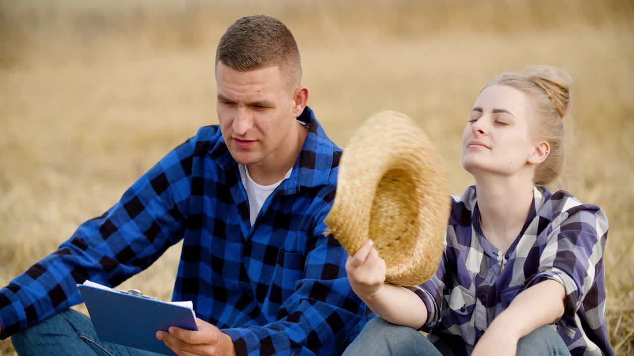 jóvenes agricultores discutiendo en el campo de trigo 12