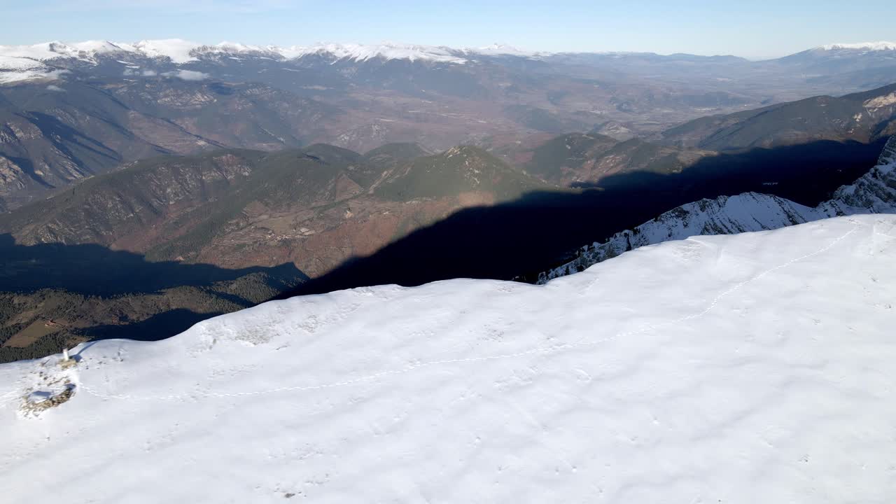 눈과 수평선에 구름으로 덮인 스페인 피레네 산맥의 공중 전망