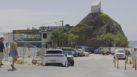 gente y coches cerca de la entrada de la playa de currumbin