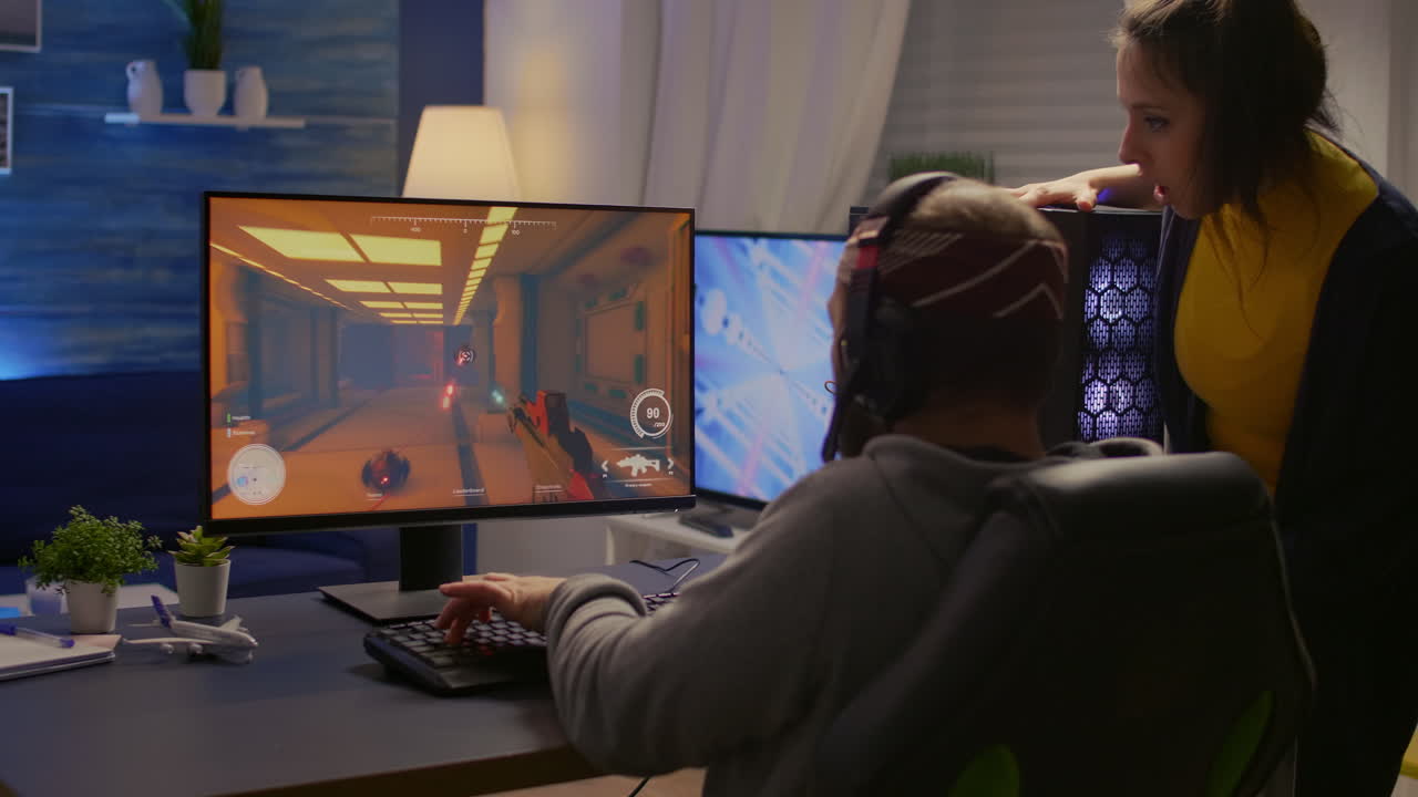 흥분 된 커플, 에스포트 게이머 가상 토너먼트 비디오 게임 에서 승리 하는 뒷 장면