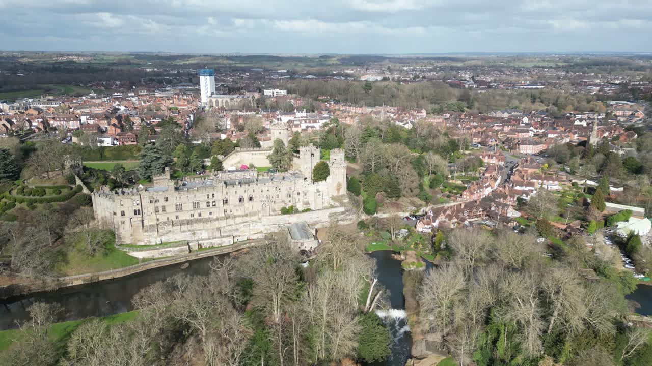 Panoramica aerea con drone del Castello di Warwick, Warwickshire Regno Unito