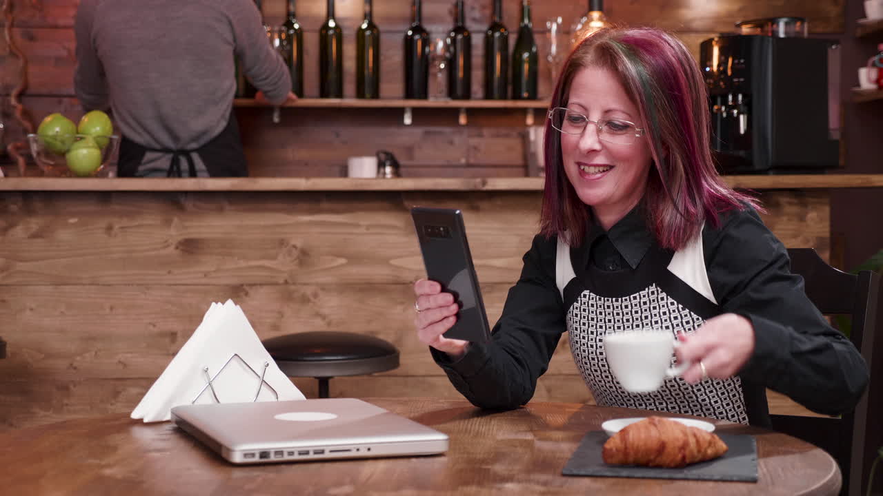 mujer usando teléfono en café