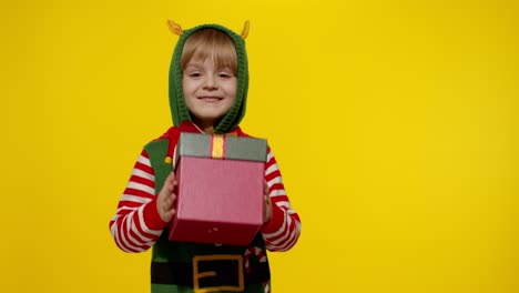 Niña,-Elfo-Navideño,-Ayudante-De-Santa,-Dando,-Presente,-Caja-De-Regalo,-A,-Cámara.-Felices-Vacaciones-De-Año-Nuevo