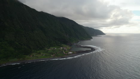 Scenic-view-of-sea-coast-against-light-cloudy-sky