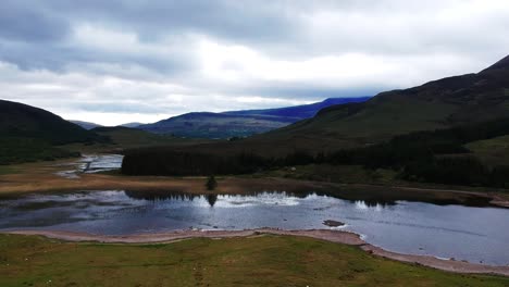 disparo de drone inclinado de un valle fluvial escocés