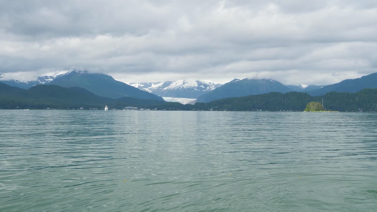 Mendenhall-gletsjeren og de omkringliggende bjerge dækket af skyer, Alaska.