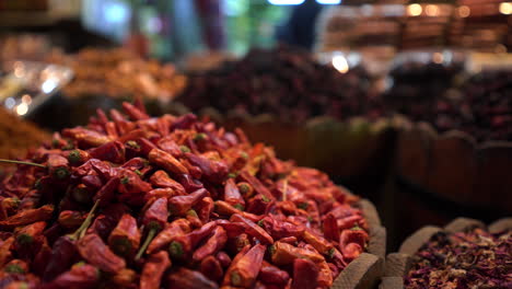 ägypten-Lokaler-Traditioneller-Lebensmittelmarkt,-Nahaufnahme-Von-Rotem-Gewürzpfeffer-Essen