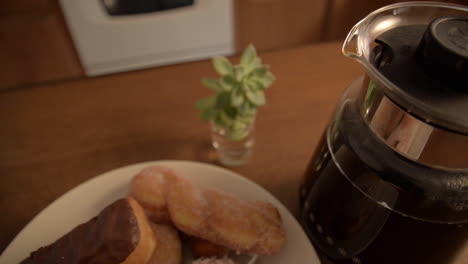 Café-Con-Donas-Por-La-Mañana-En-Casa-Inclinado-Hacia-Abajo