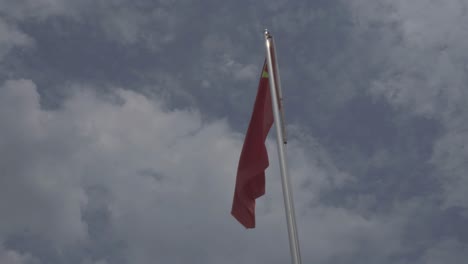 la bandera nacional revoloteando frente a la puerta del gobierno del pueblo