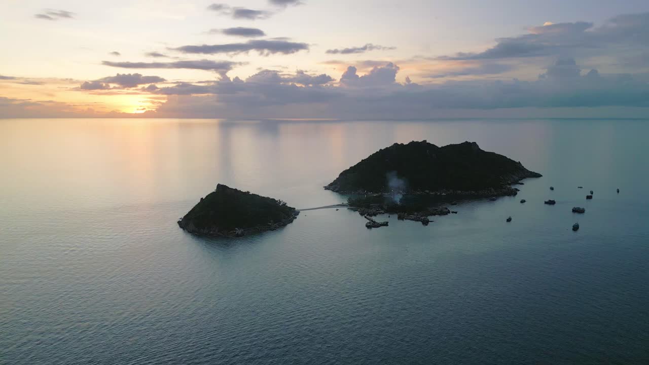 해가 뜨는 시점 에 코 타오 의 해안선, 활기찬 르키즈색 물 과 섬 의 울창 한 초록색 풍경