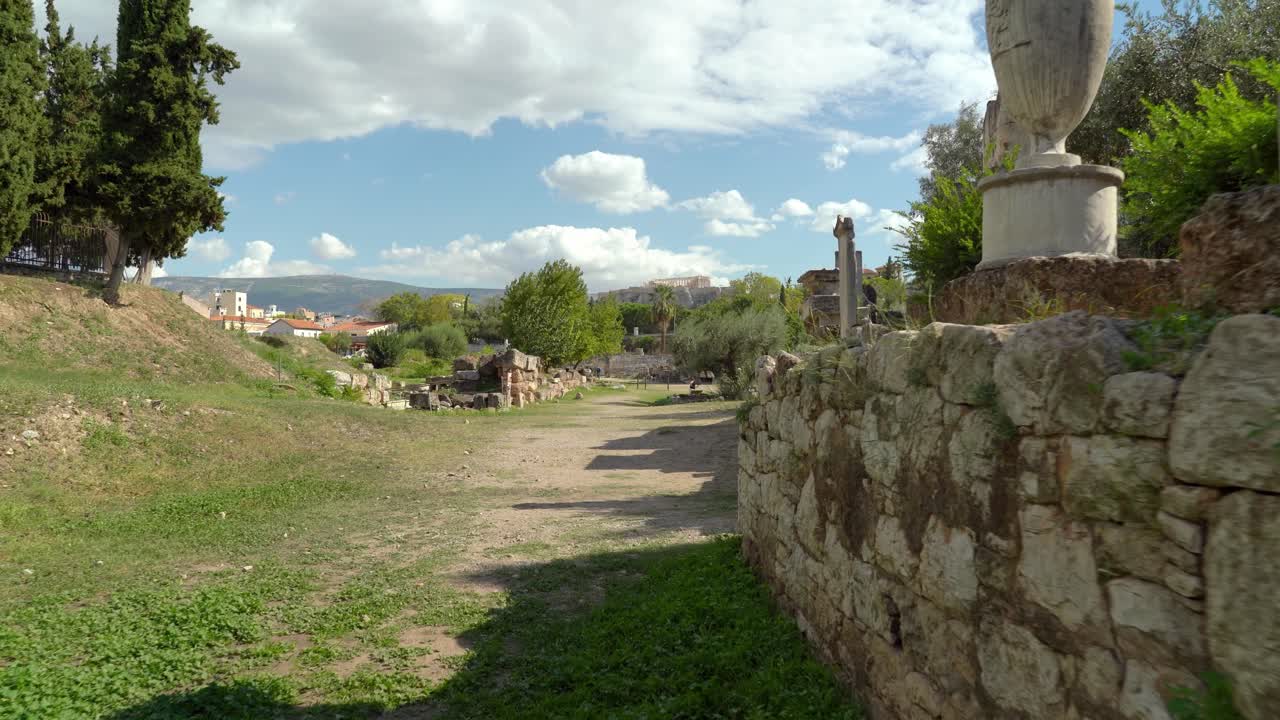 numerosas esculturas erigidas a lo largo del camino sagrado - un camino de atenas a eleusis