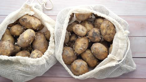 cerca de una rebanada de patata cruda en una bolsa de compras en la mesa,