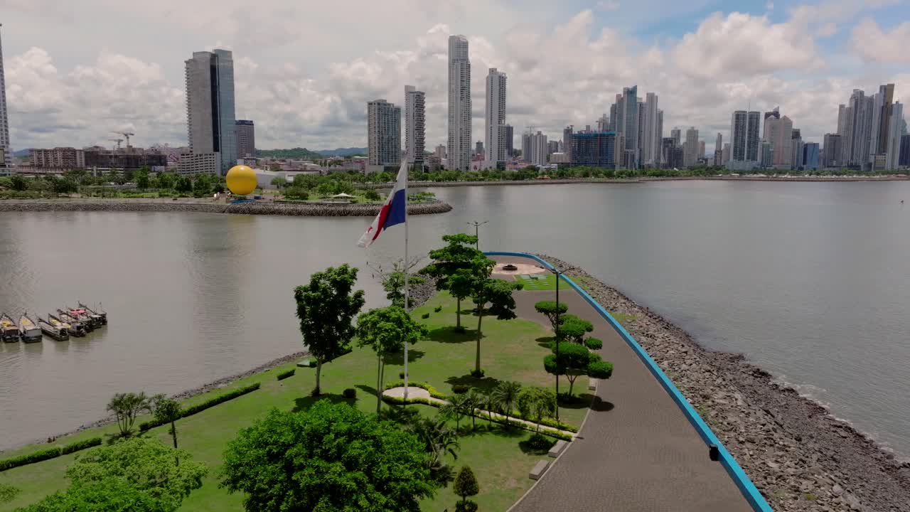 Ripresa aerea orbitale della bandiera di Panama con la città di Panama sullo sfondo