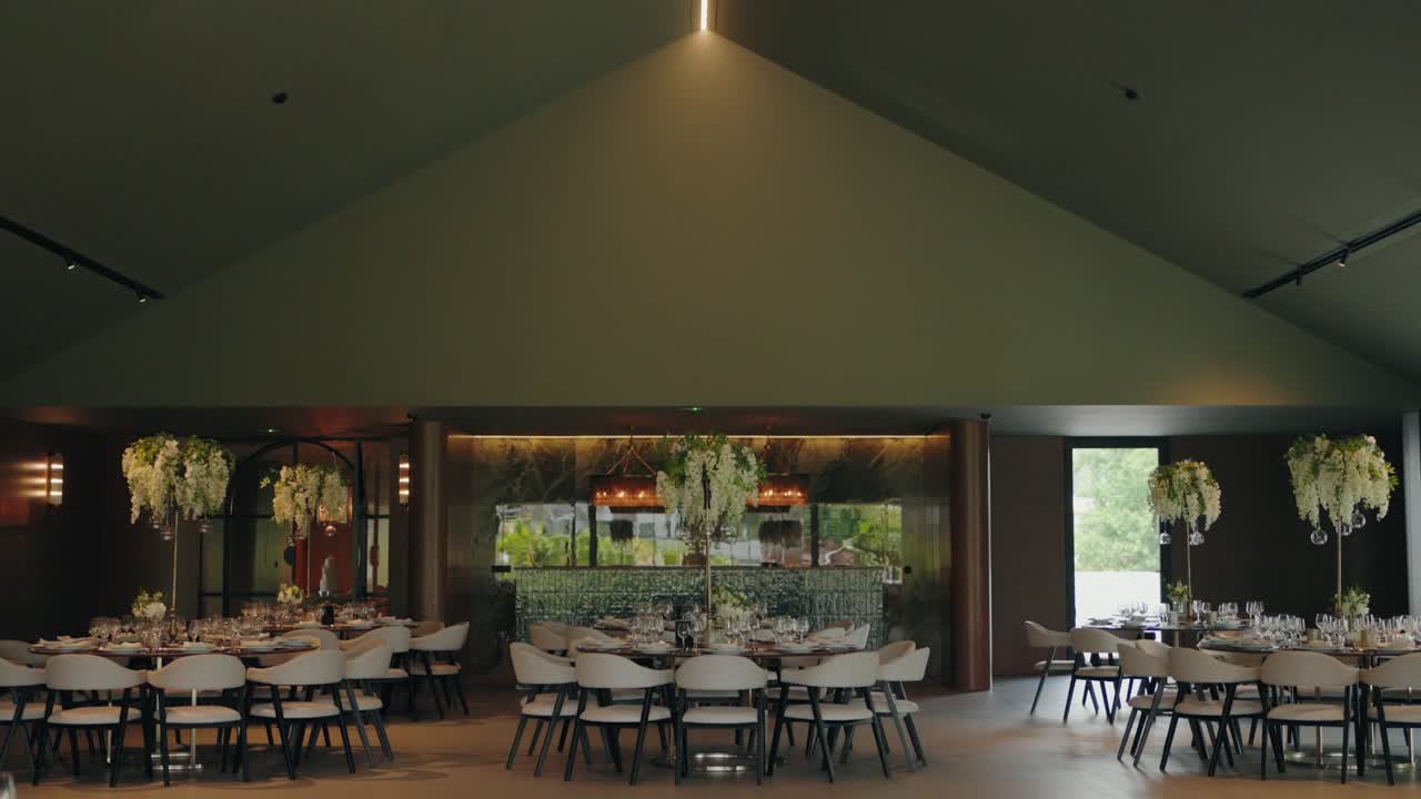 현대적 인 장식, 꽃 장식, 식탁 이 있는 우아 한 결혼식 리셉션 홀