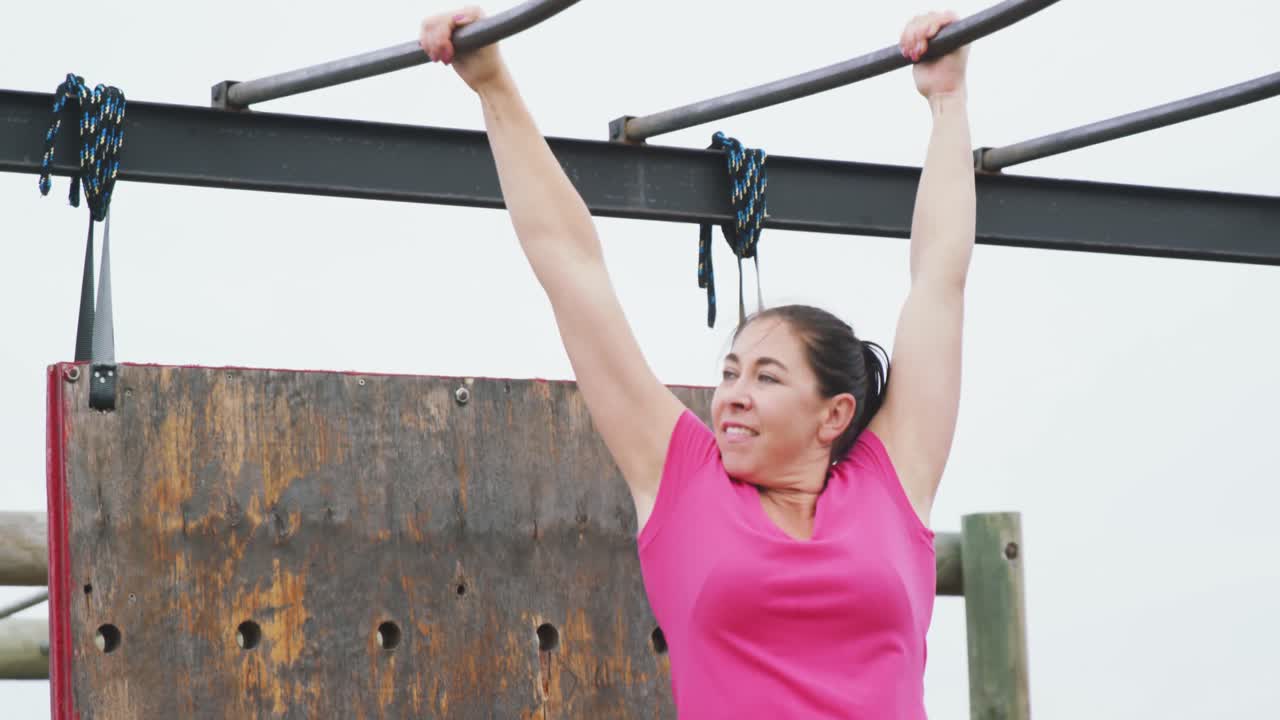 mujer caucásica haciendo ejercicio en el campamento de entrenamiento
