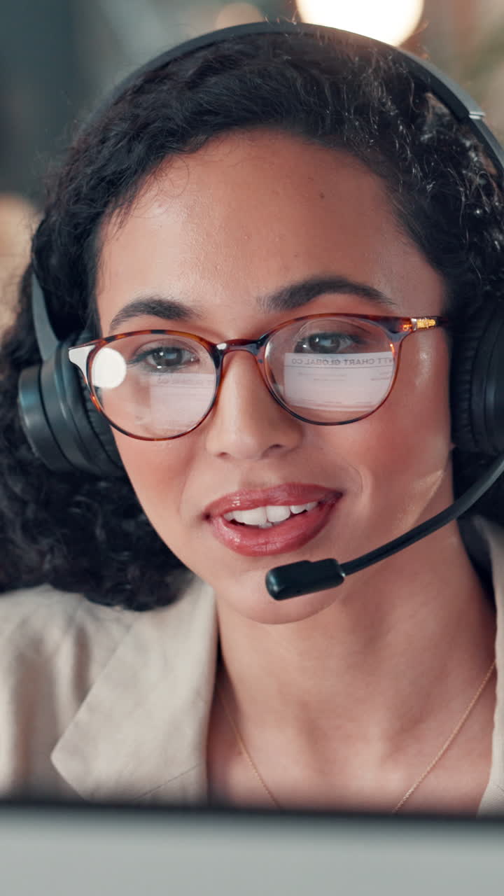 Profesjonell kvinne med headset som snakker og smiler