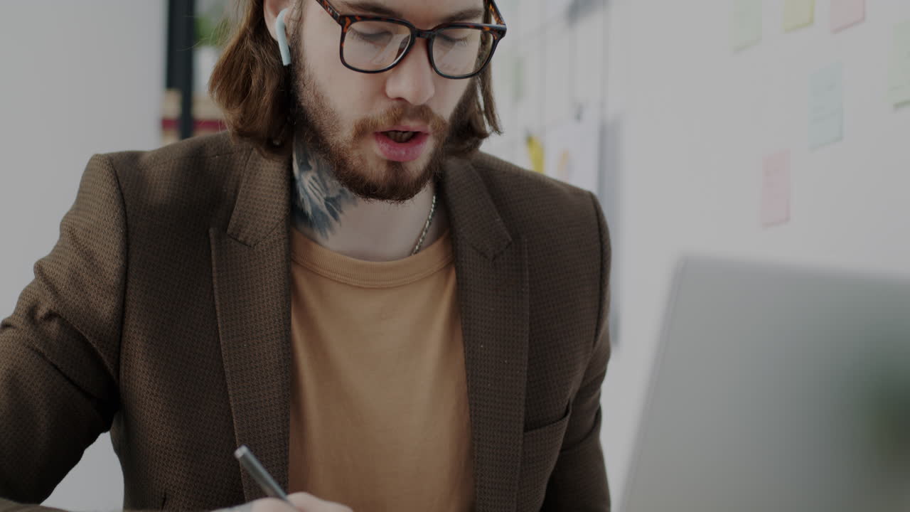 Man som arbetar på bärbar dator på kontoret