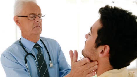 médico que examina al paciente masculino