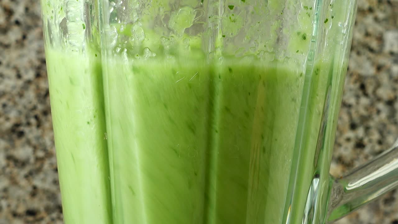 Preparazione di un cocktail con cetrioli, menta e lime