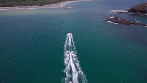 Begeben-Sie-Sich-Auf-Eine-Aufregende-Jetski-Fahrt-In-Küstennähe,-Wo-Das-Meer-Zu-Ihrem-Spielplatz-Wird