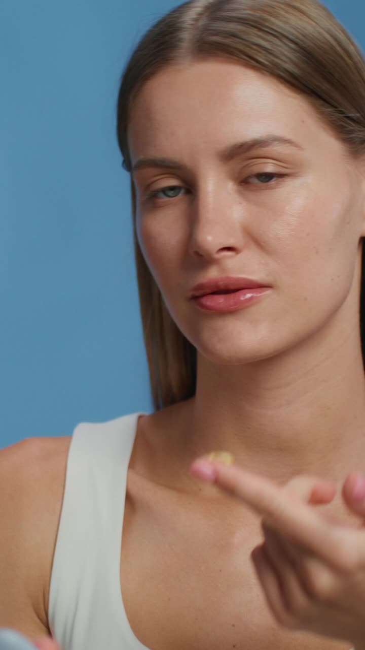 mujer aplicando crema facial para tratar manchas