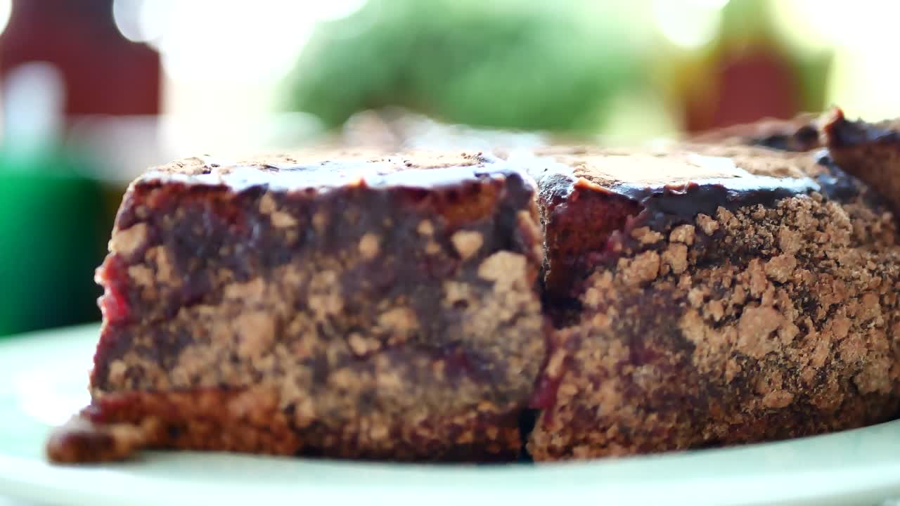 torta di cioccolato in fette sullo sfondo del tavolo