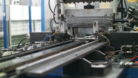 máquina de trabajo de metales que forma hojas de metal en la planta. producción de electrodomésticos