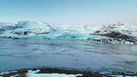 Laguna-Glaciar-Fjallsarlon-Congelada-En-El-Sur-De-Islandia---Toma-Aérea-De-Drones