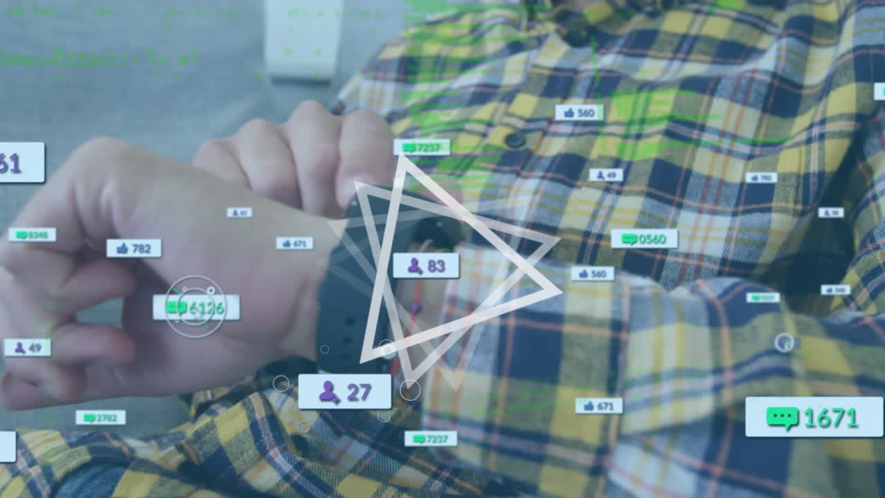 스마트 워치를 사용하는 사람 위에 삼각형과 소셜 미디어 아이콘의 애니메이션
