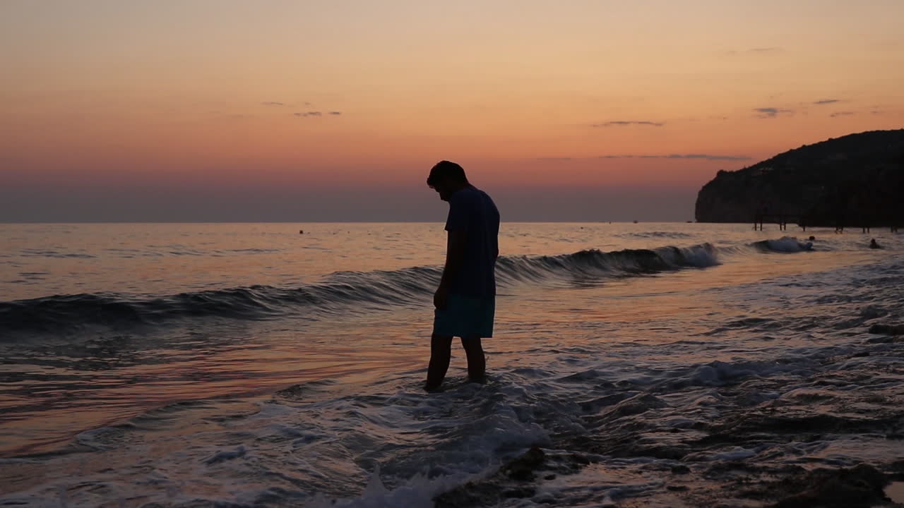 Uomo solo e triste al tramonto