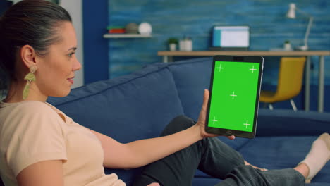 mujer de negocios sosteniendo una tableta aislada modelo de computadora pantalla verde