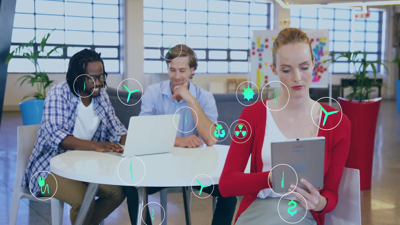 animación de iconos de negocios en diversos profesionales que trabajan con portátiles y tabletas