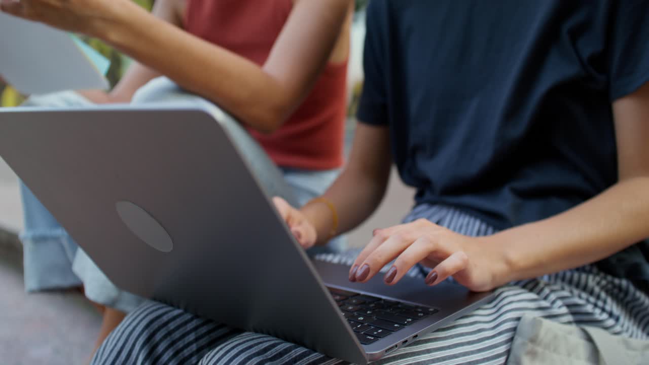 estudiantes que colaboran al aire libre