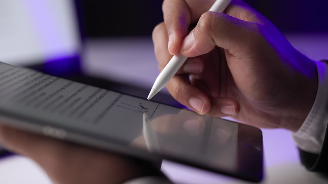 firma electrónica en el cuarto oscuro. hombre de negocios firmando un contrato de negocios con bolígrafo en la tableta. hombre firmando contrato en la tablet en la oficina por la noche. concepto de negocios y tecnología.