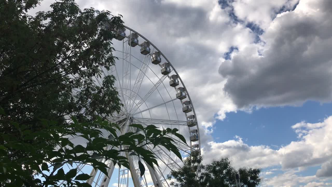 구름이 가득한 하늘을 배경으로 한 페리스.