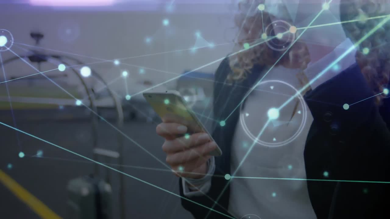 animación del procesamiento de datos sobre una mujer de negocios caucásica que usa un teléfono inteligente