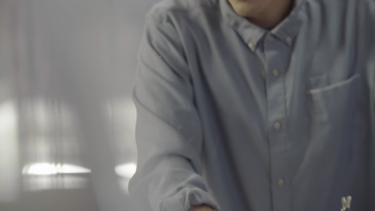 젊은 백인 목수 테이블 에 나무 블록을 절단