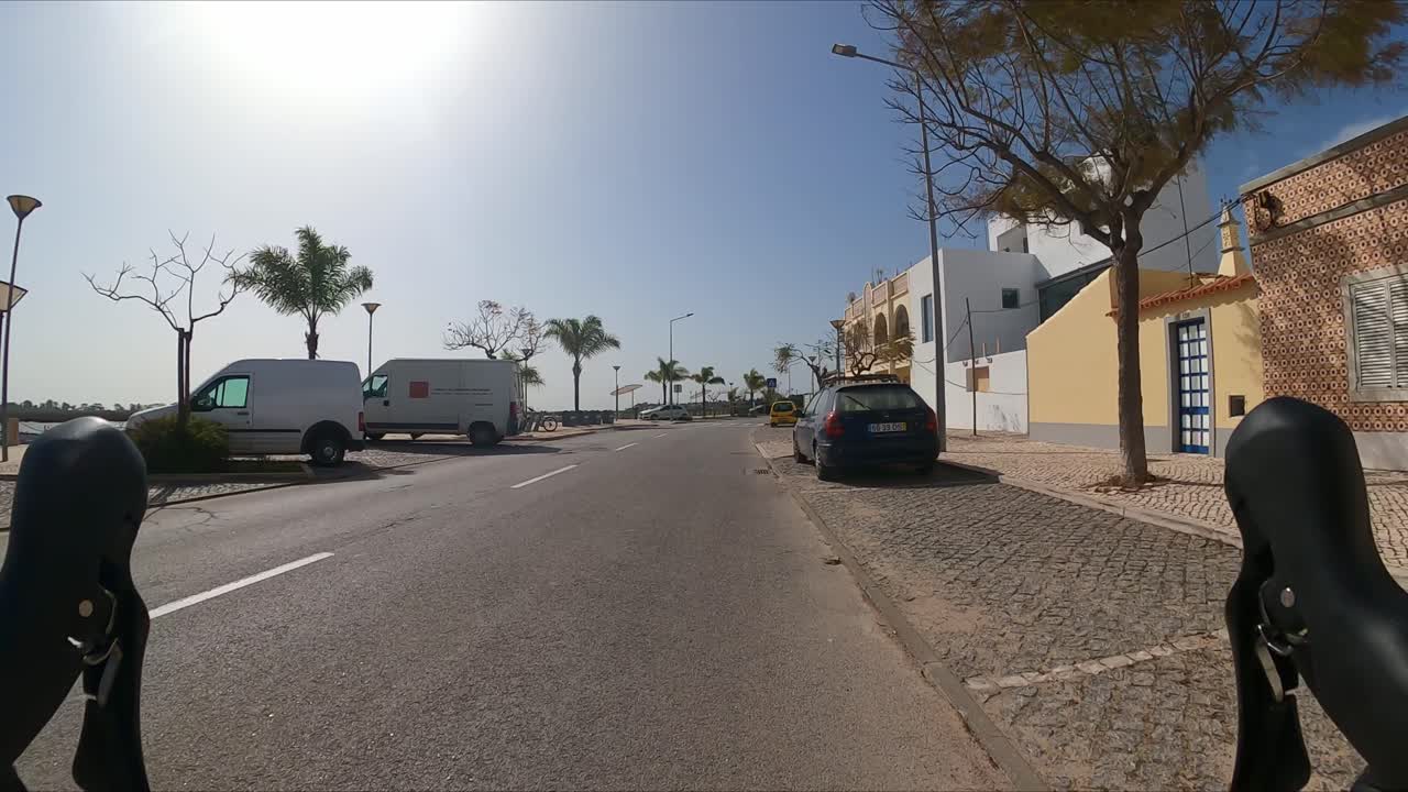 ciclismo en el algarve portugal, típico pueblo costero, relajante en un cálido día de primavera