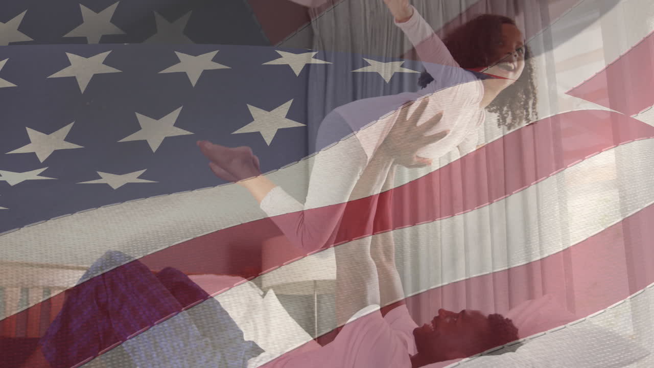 animación de la bandera de los estados unidos de américa sobre un padre y una hija afroamericanos divirtiéndose