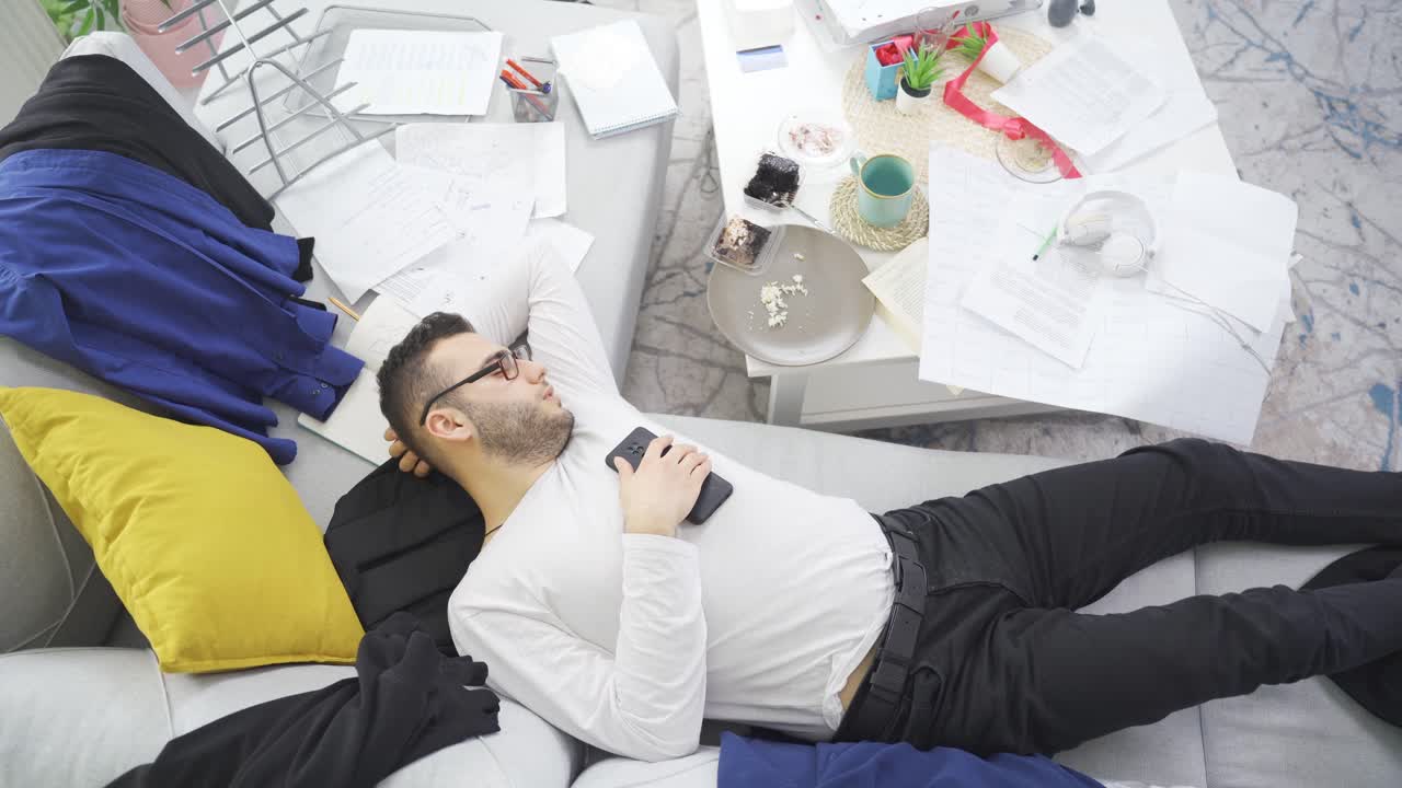 ⁇ 망진창하고 더러운 집에 있는 게으른 사람.