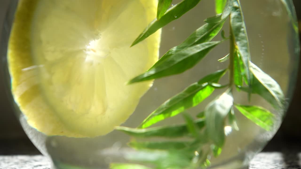 물 투수에 레몬 조각과 당나귀의 극단적인 클로즈업