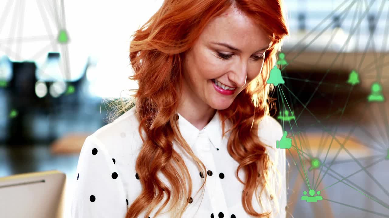 Animazione di globi di icone connesse, donna caucasica sorridente che chatta usando uno smartphone