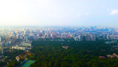 panorámica reveladora aérea de la ciudad de dhaka y el parque ramna, bangladesh