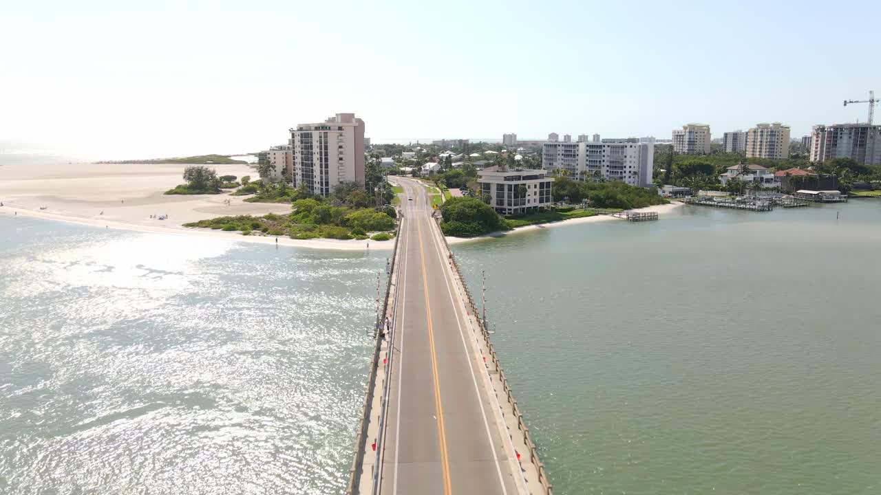 Sørside av Fort Myers Island, herskapshus ved vannet, leilighetsbygg og hotell