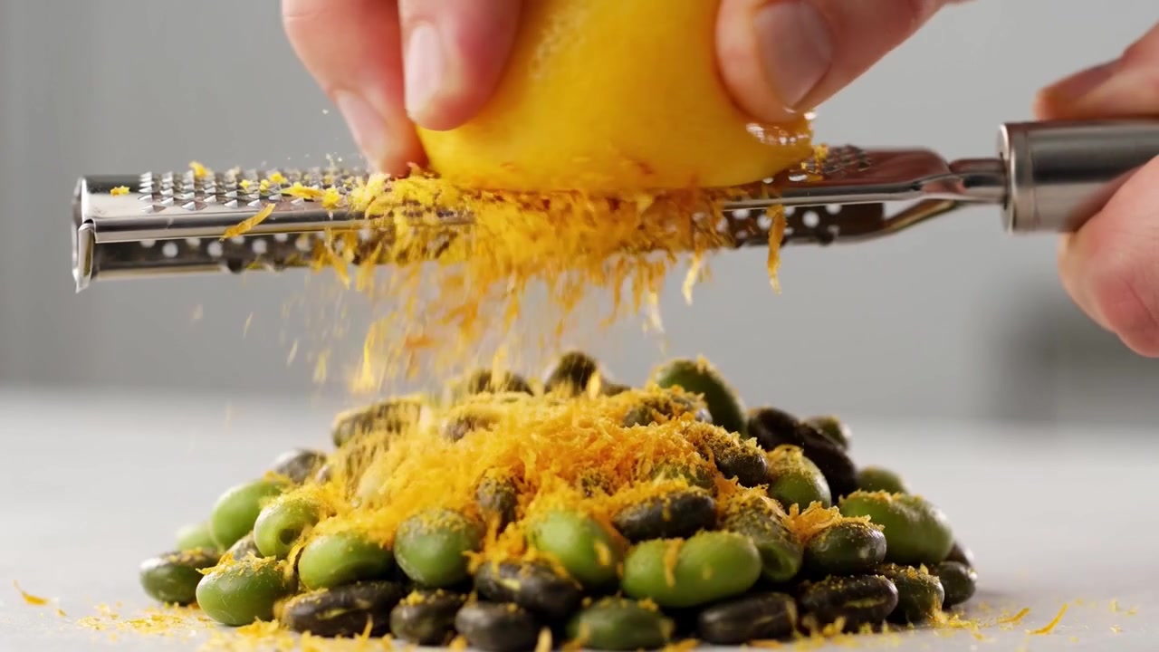 Şef, Edamame Fasulyelerinin Üzerine Taze Limon Kabuğu Rendesi Rendeliyor
