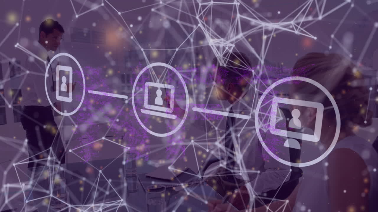 animación de conexiones con iconos y procesamiento de datos sobre diversas personas de negocios