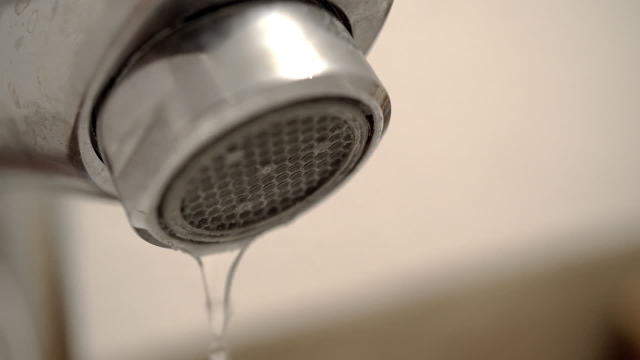 Loop di gocce d'acqua che cadono da un rubinetto, primo piano