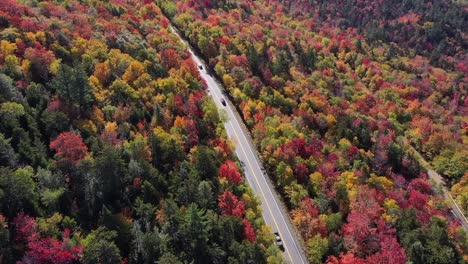 Viaje-Por-Carretera-En-La-Carretera-Kancamagus-Vista-Colorida-Del-Follaje-De-Otoño