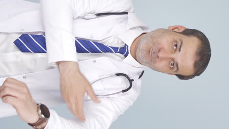 el video vertical del médico muestra el estornudo correcto.
