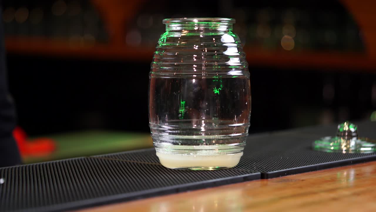 멕시코  ⁇ 스 전문가 는 멕시코 칸티나 레스토랑 에서 클레리코트 산그리아 의 조리법 을 위해 재료 를  ⁇ 기 시작 한다.